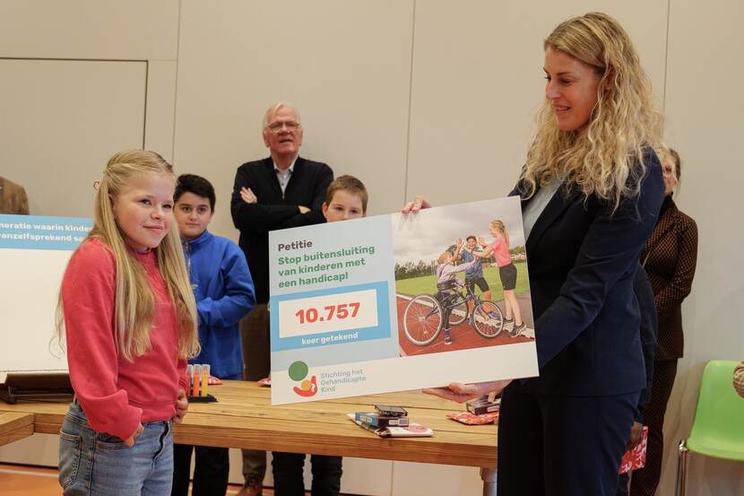 Kinderambassadeur Feline Rijnaars overhandigt de petitie